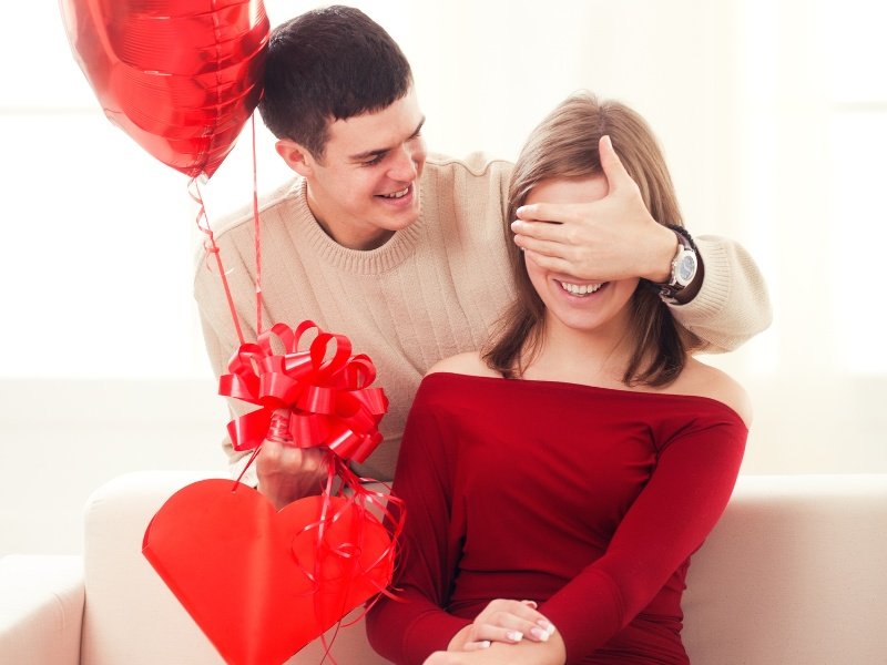       
          Valentýnské dárky pro holku: jak vykouzlit úsměv (a plusové body)
      