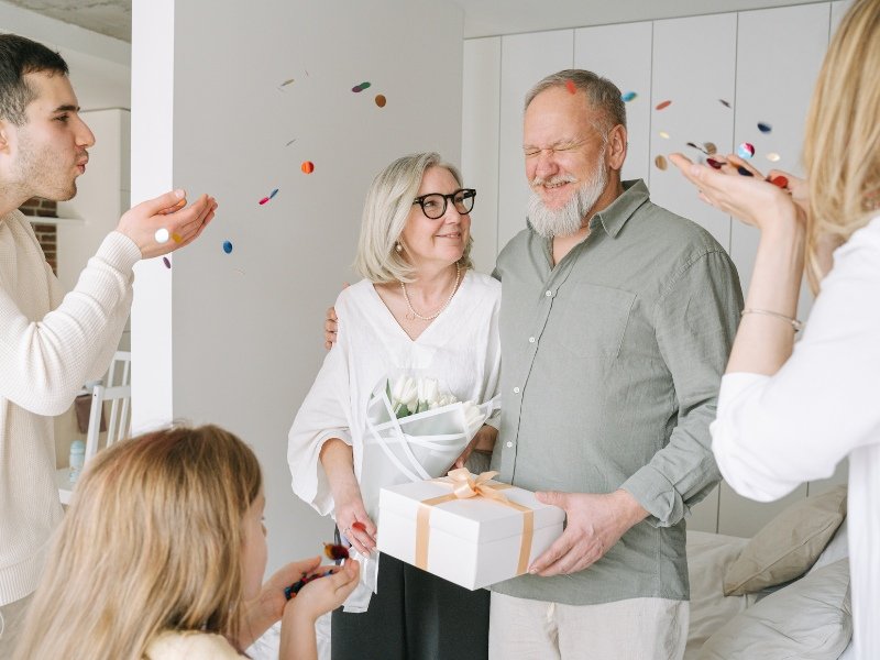       
          Vtipné dárky pro dědečka – smích je ten nejlepší dárek
      