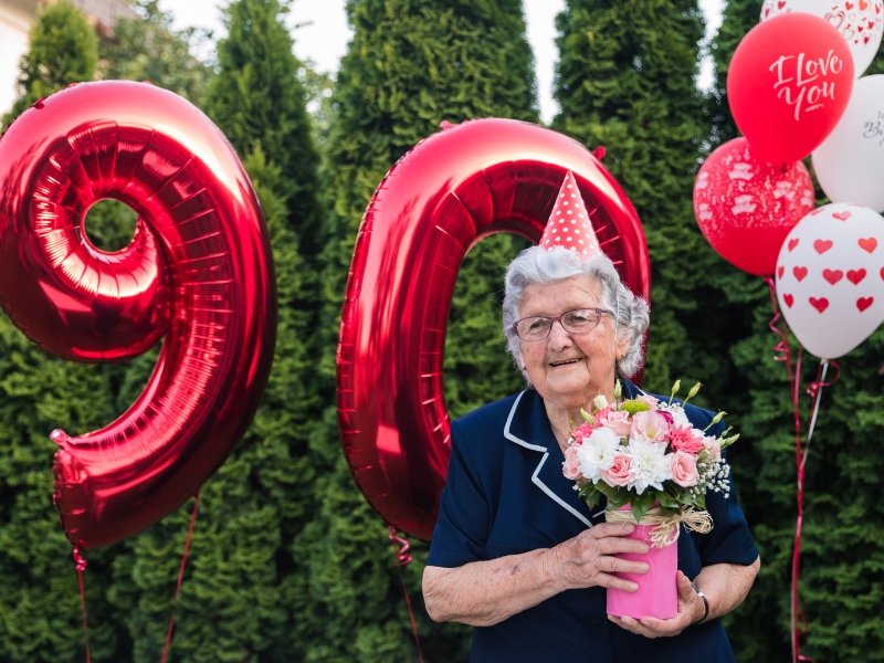       
          Jak vybrat dárek k 90. narozeninám – s úctou, nadhledem a špetkou humoru
      