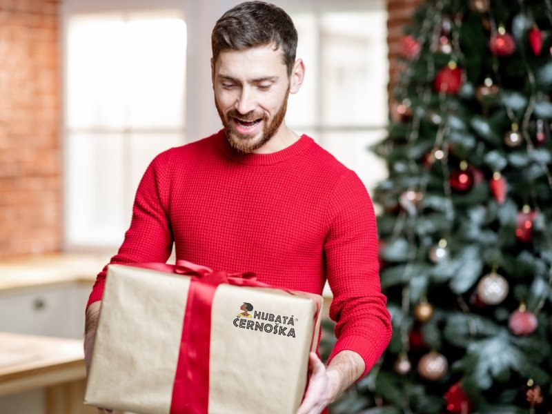      
          Vánoční dárky pro kamaráda – smích i styl pod stromkem
      